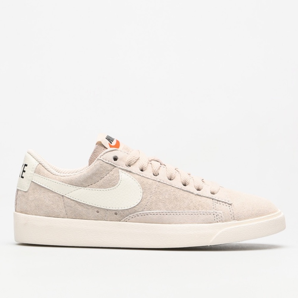 Nike Blazer Low in Tan /White Swoosh size US8